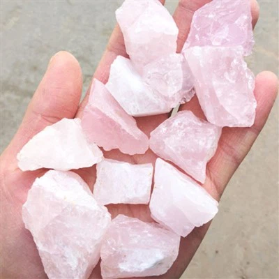 Rå rosa krystall til dekorasjon